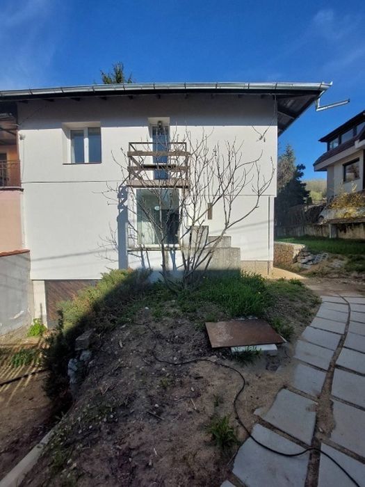 Двуетажна къща със самостоятелен двор в гр. София, кв Симеоново
