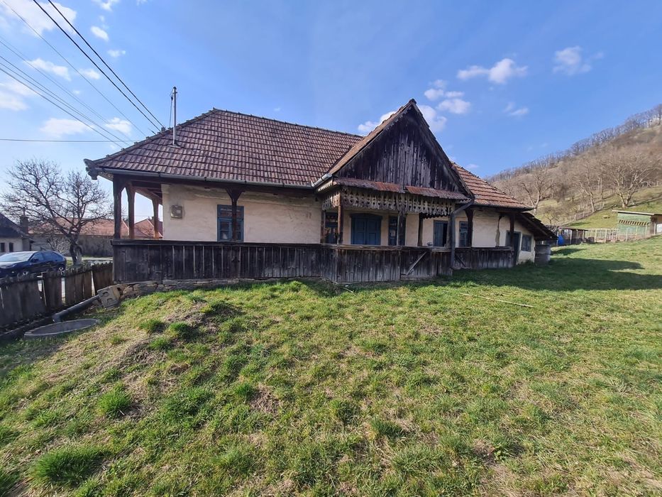 Casă țărănească cu utilități 1700 mp