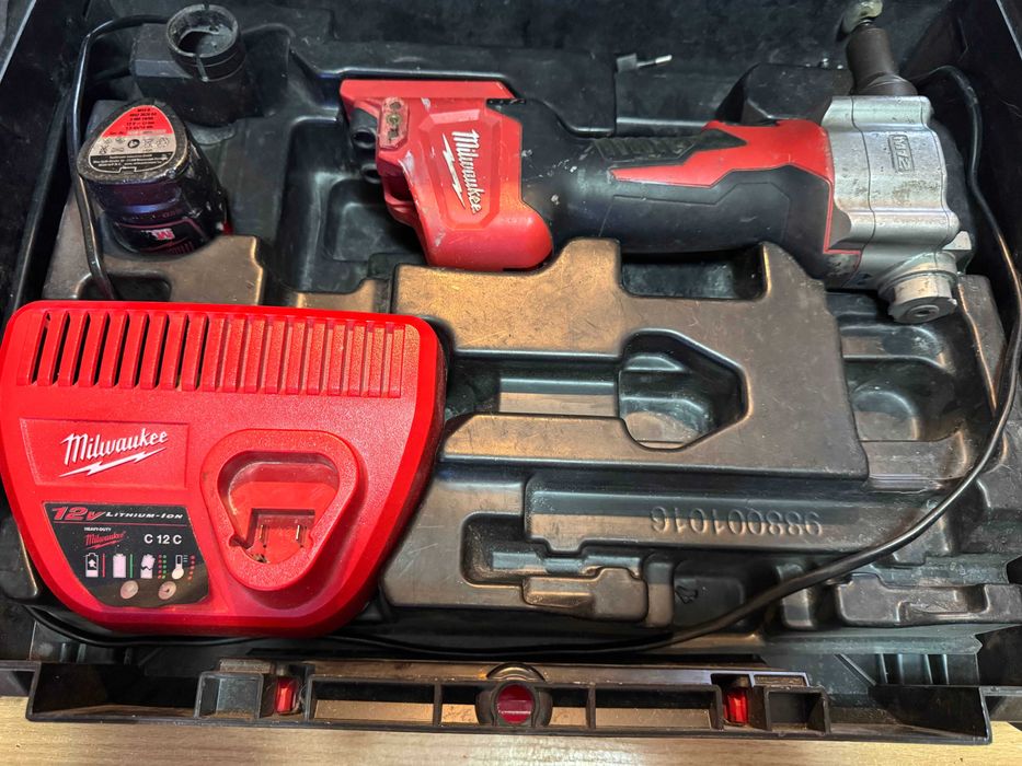 Акумулаторна нитачка Milwaukee M 12