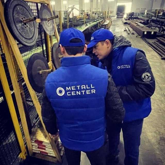 Одежда с логотипом и брендом реклама кепка футболка поло жилетка