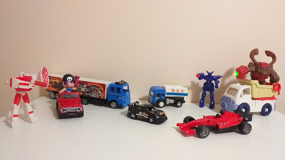 lot diverse jucarii figurine transformers robotei camioane masinute