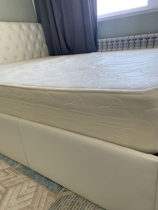 Кровать с матрасом