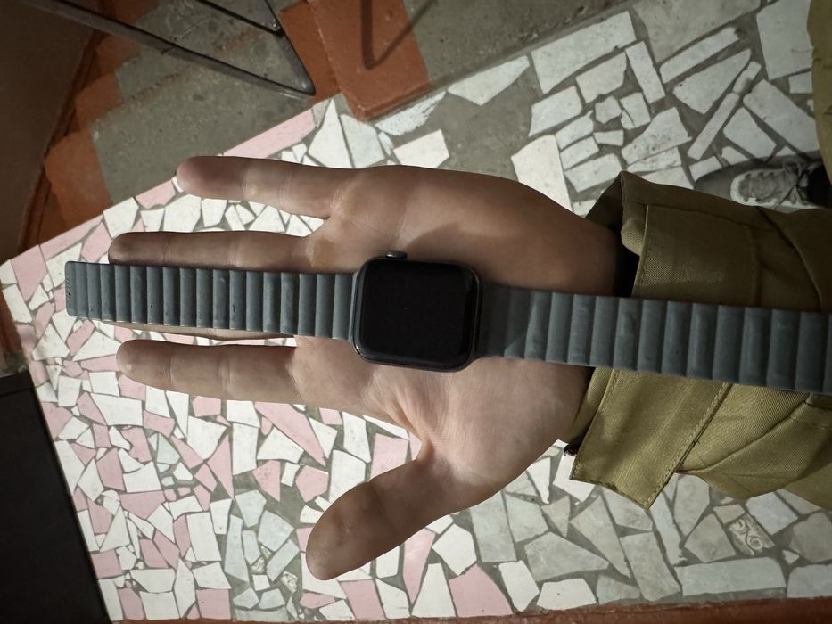 Продам Apple watch se2