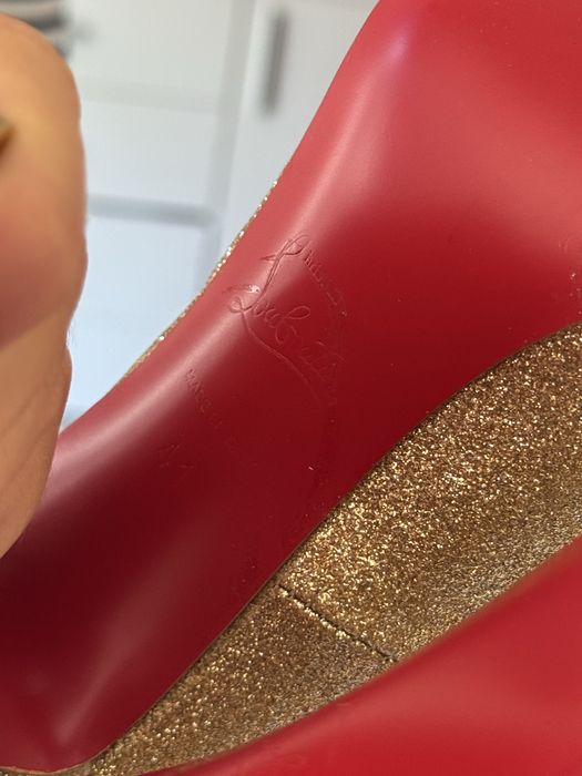 Златни токчета Christian Louboutin