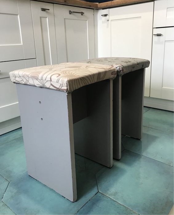 Две табуретки