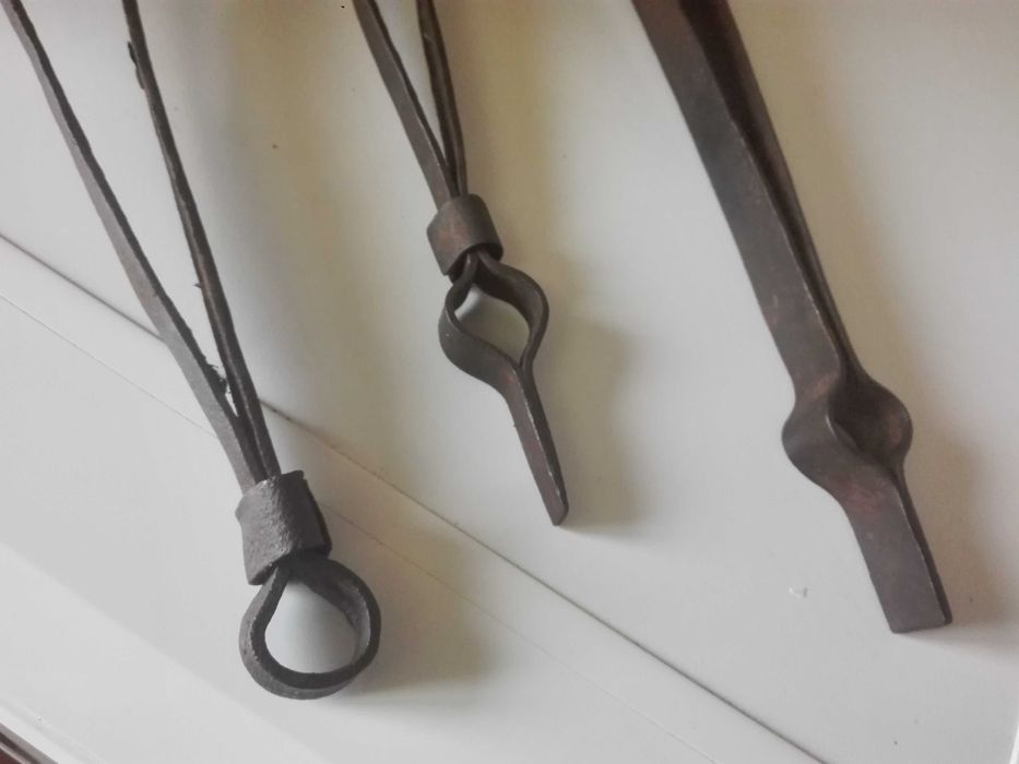 Стари дървени съдове , мотика и ножица и маши за печка.