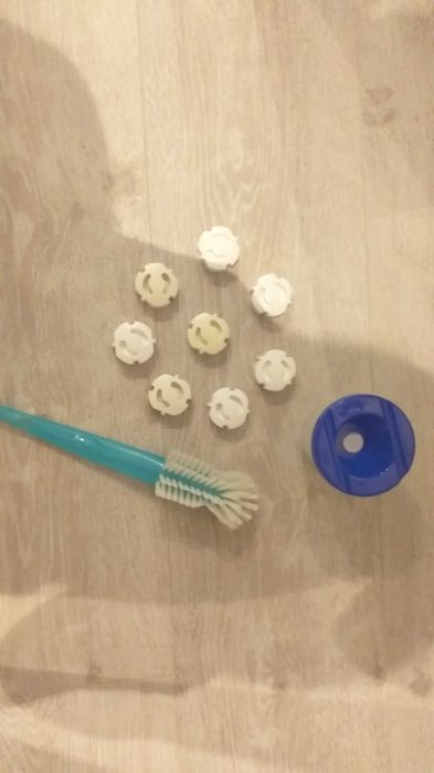 Капачки за контакти и четка на Авент за шишета-25лв.