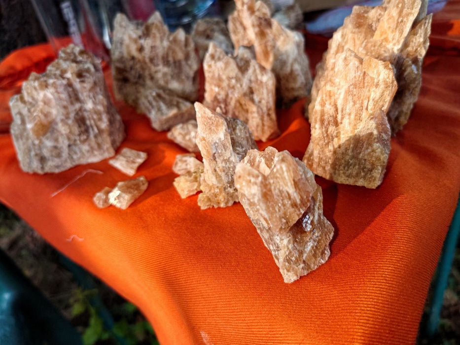 Натурален меден калцит