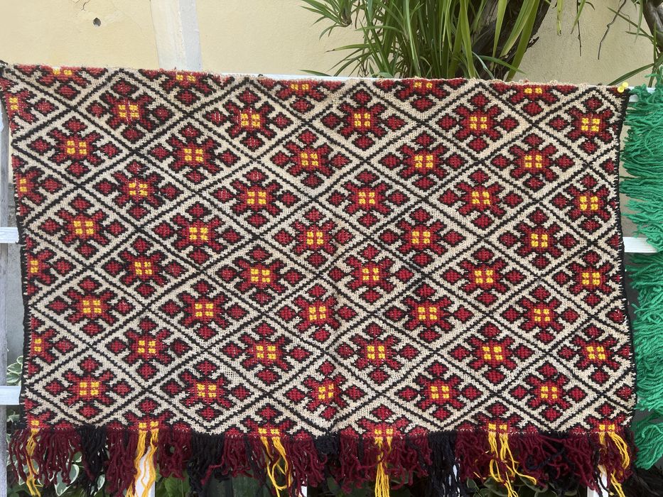 Стари но не използвани тъкани ковьори със наситени цветове за стена.