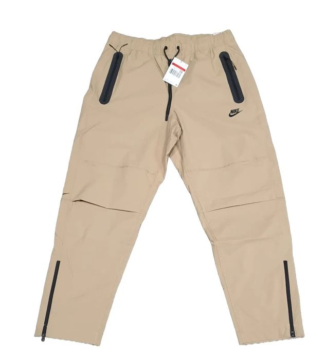 Мъжко Долнище Nike Tech Woven

Чисто ново с етикети.

Размер M,L

Цена