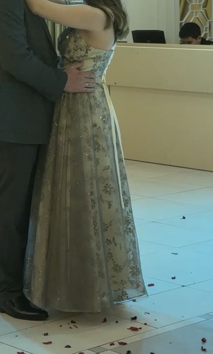 Вечернее блестящее платье