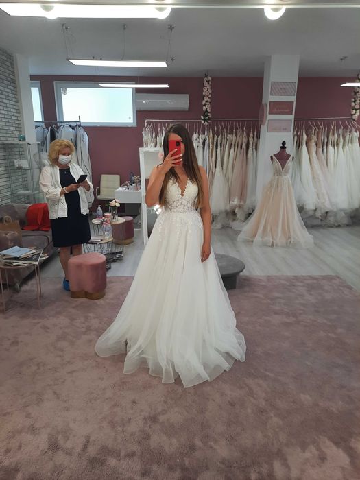 Прекрасна бутикова сватбена рокля-без следи от употреба!