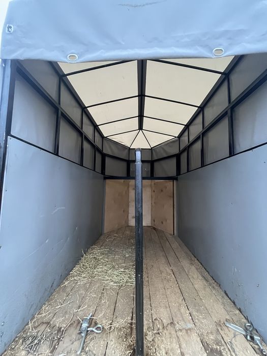 Коневозка, прицеп, скотовоз.