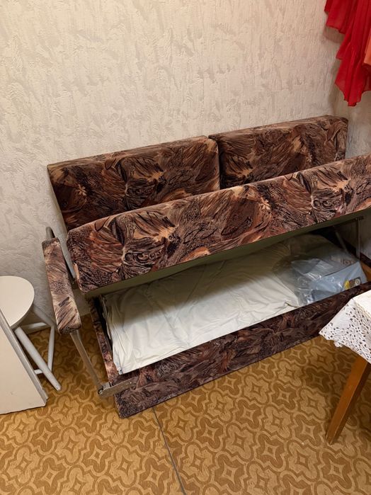 Двуместен ретро разтегателен диван