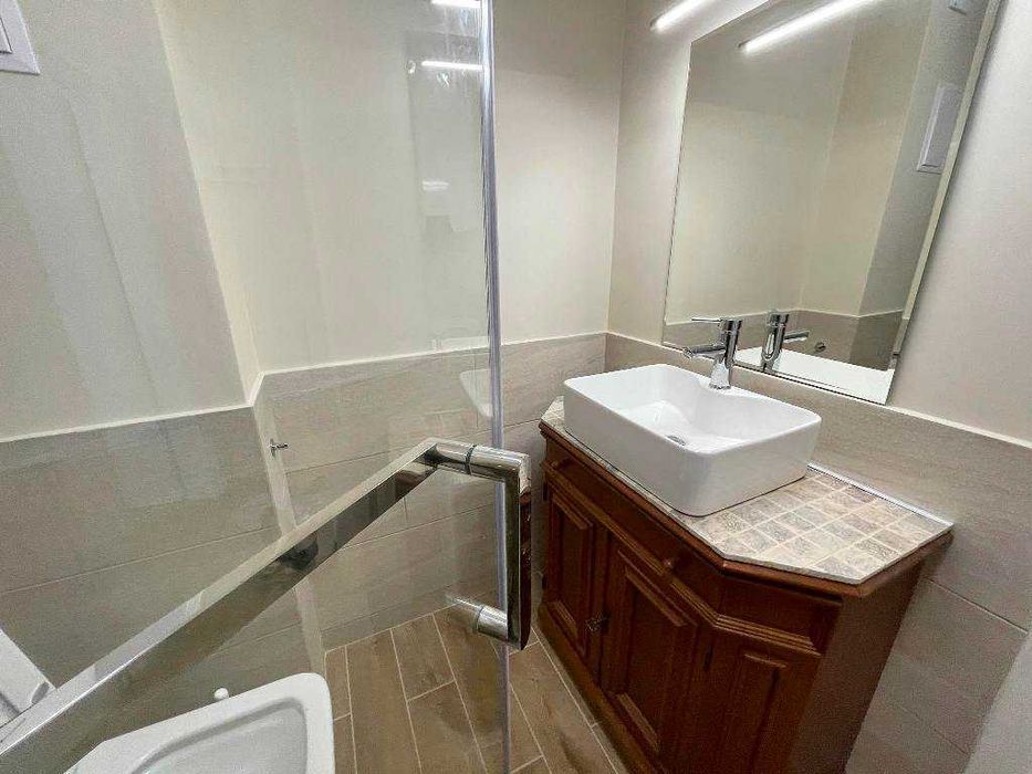 Двустаен обзаведен апартамент с две покрити паркоместа