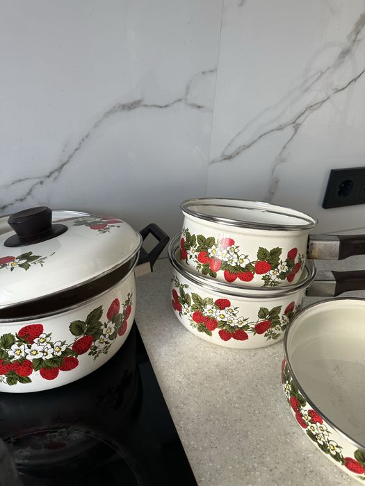 Эмалированный кастрюль