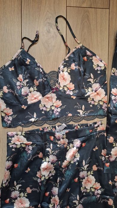 Pijama satin formata din top,pantaloni si halat.