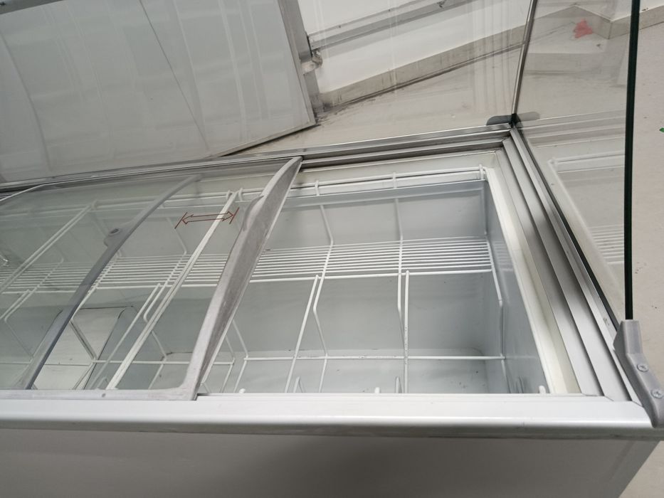 Витринный морозильник UGUR UDD 400 для мороженого