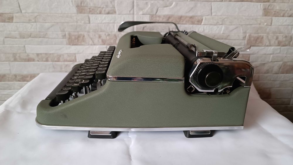 Стара пишеща машина Olympia SM2 - Made in Germany - 1950" година