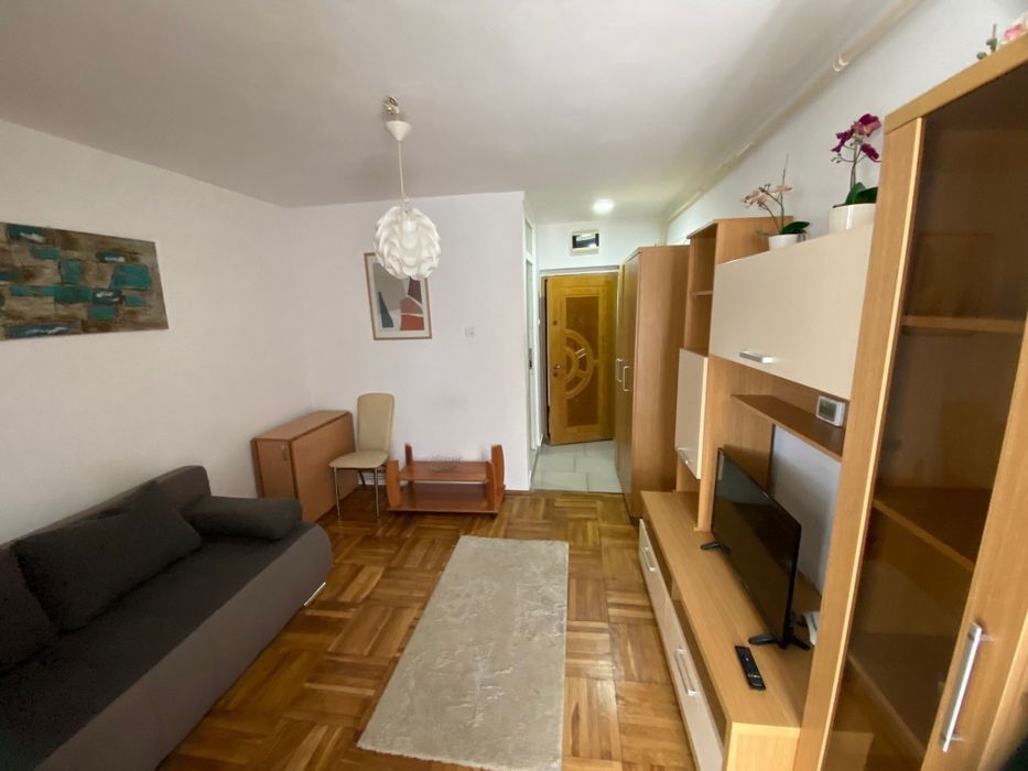 Proprietar, ofer spre închiriere garsonierâ in zona centrală, între Judecatoria Targoviste si Piata 1 Mai,mobilată, utilată, cu balcon închis — fotografia 1