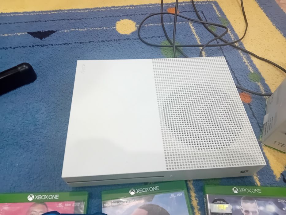 Продаю консоль Xbox one s 1tb