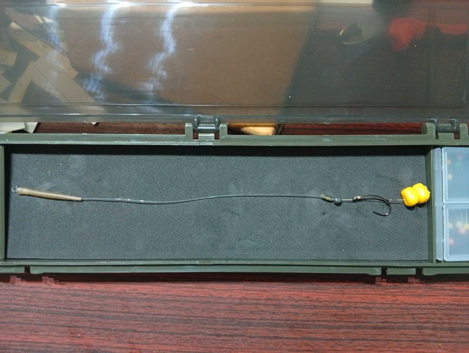 Поводи за шаран,куки за риболов,силиконови примамки.