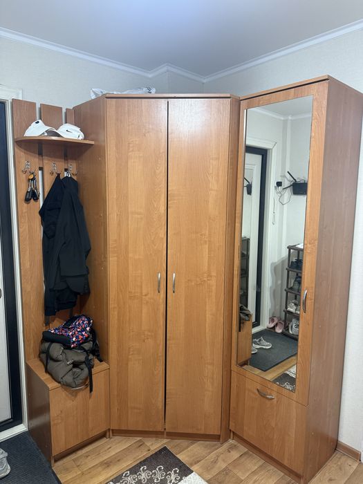 Шкаф в прихожую. 10 000.