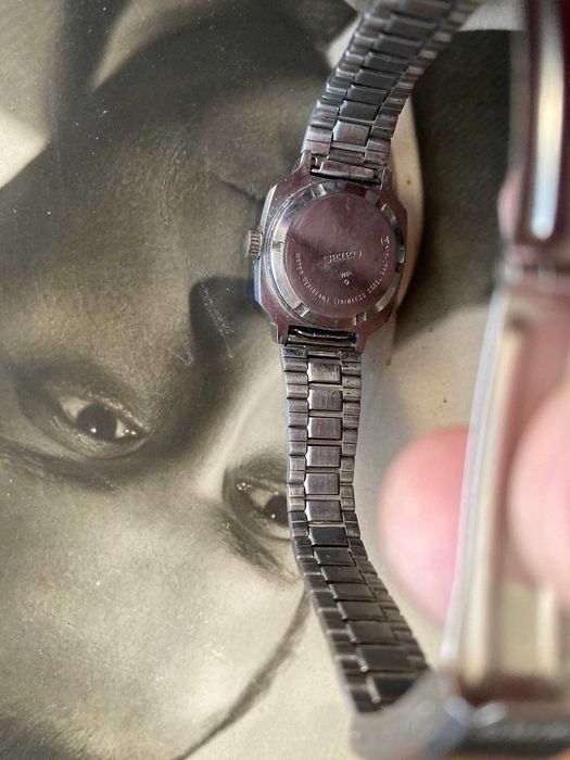ceas Seiko 5 dama, cu cadran negru și carcasă pătrată ,antimagnetic.