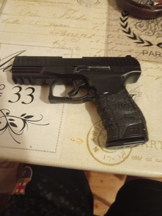 Vand pistol cu bile air soft vine cu tocu acte