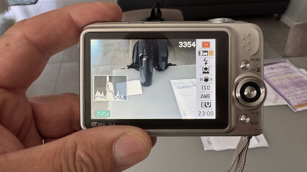 Vand aparat foto digital Casio , imprima data pe poza .