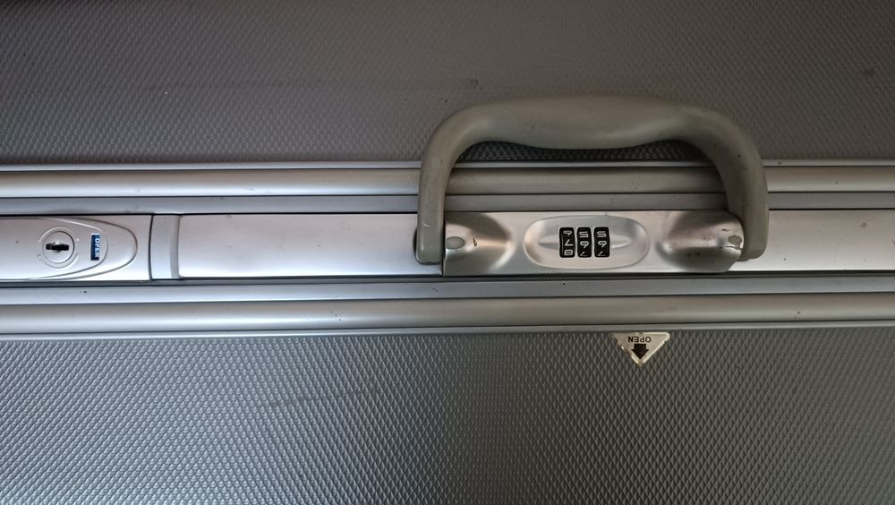 Продаю чемодан большого размера