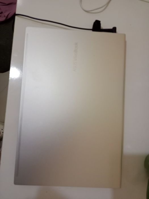 Ноутбук ASUS Vivobook Go 15 E1504FA выполнен в тонком корпусе серо-зел