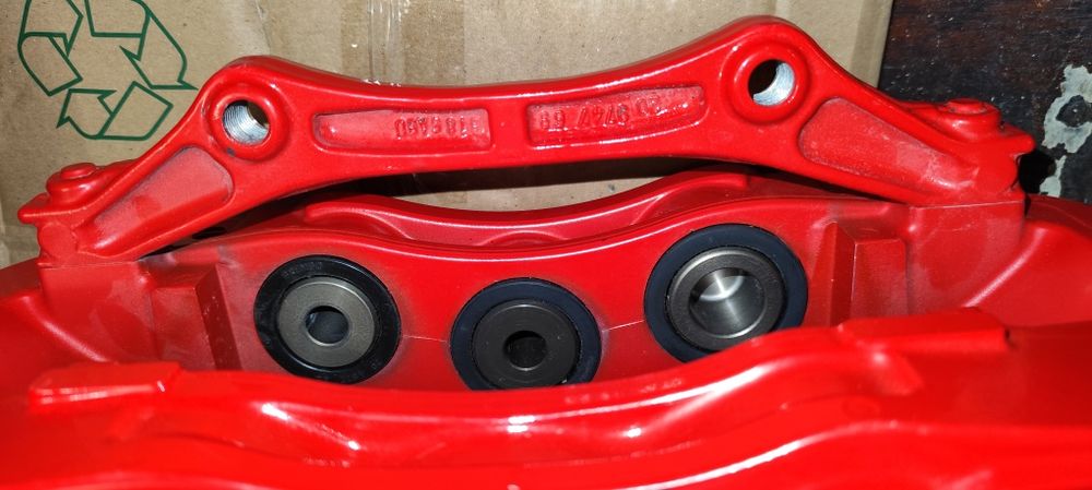 6 бутални спирачни апарати AMG