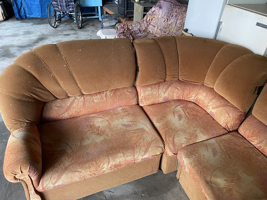 Отдам даром диван.