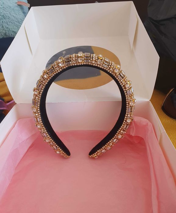 Златиста тиара покрита с кристали