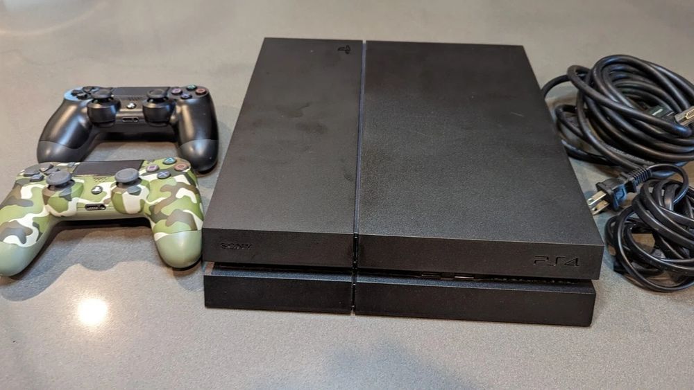 Продам пс4 фат + 2игры 2 джостик  в отличном состоянии цена 1 день