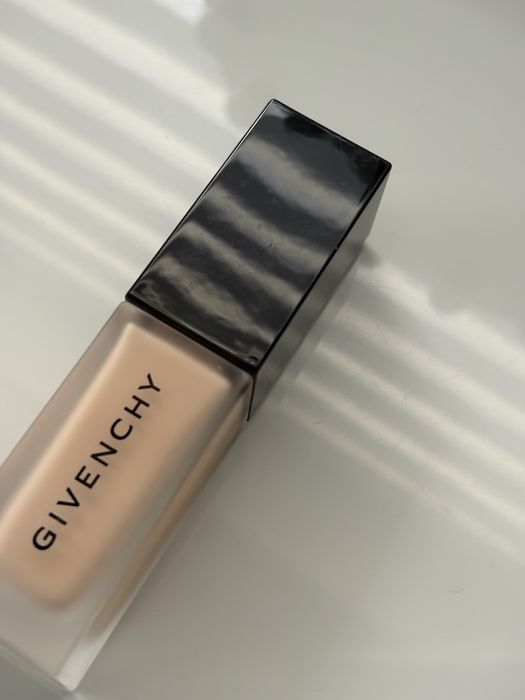 Матиращ фон дьо тен Givenchy Prisme Libre Skin-Caring Matte