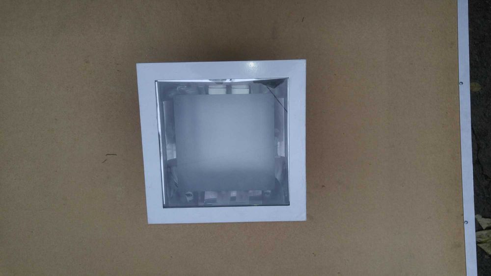 Продаются разнобразные светильники.