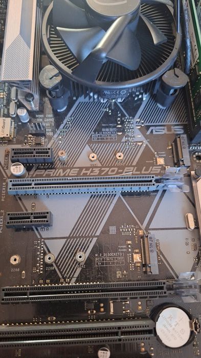 Vind kit gaming i7 8700 NU TRIMIT IN TARA