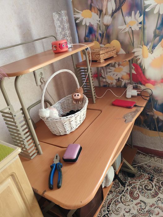 Компьютерный стол б/у в нормальном состоянии, самовывоз.