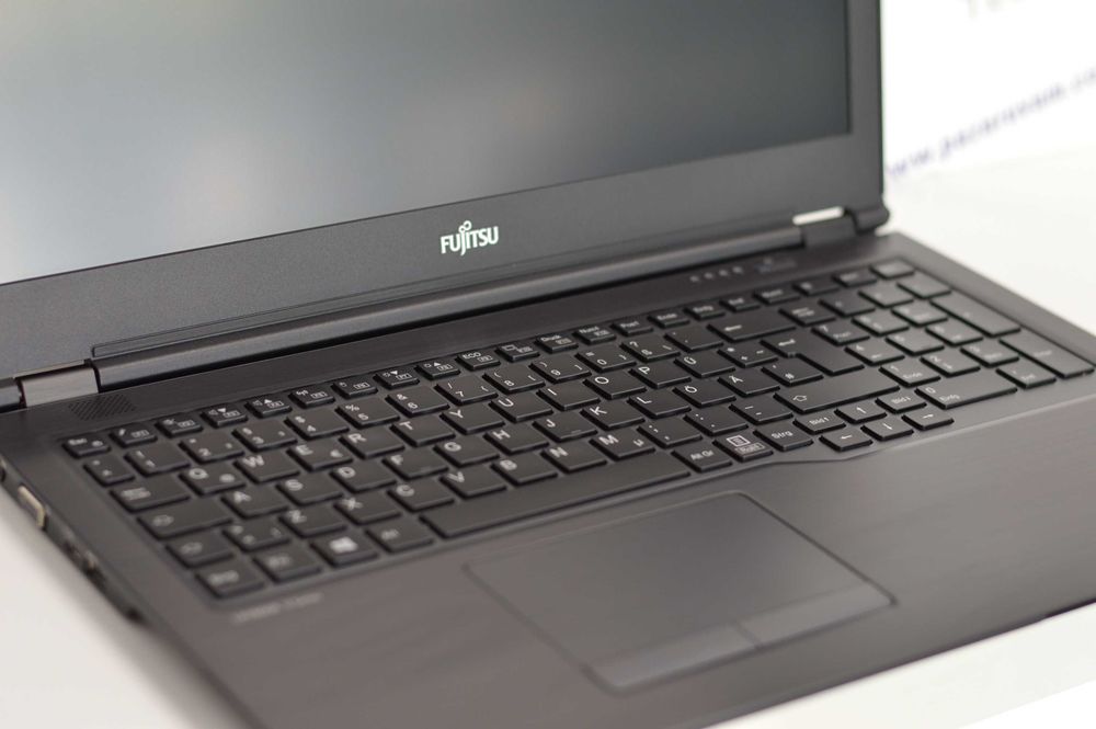 Fujitsu LifeBook U759 - 15.6" / Intel Core i3-8145U / 16GB RAM / 256GB