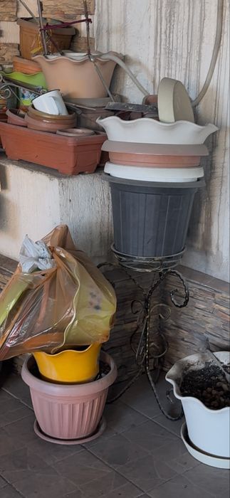 Горшки для комнатных растений,все за 7000 там много,б/у