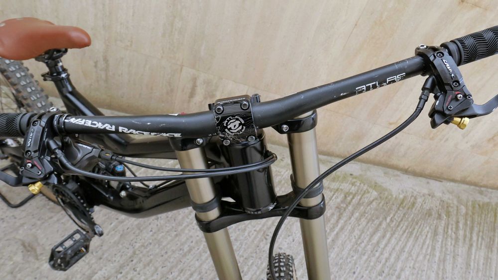 Specialized Demo 8 DH – FOX 40 RC2, Shimano Saint, Mavic Deemax