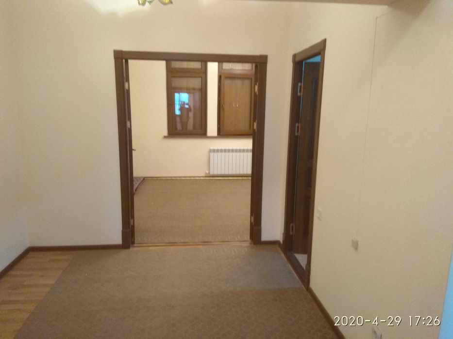 Erkak kamera qarshisida ozini silkitib, siydi.