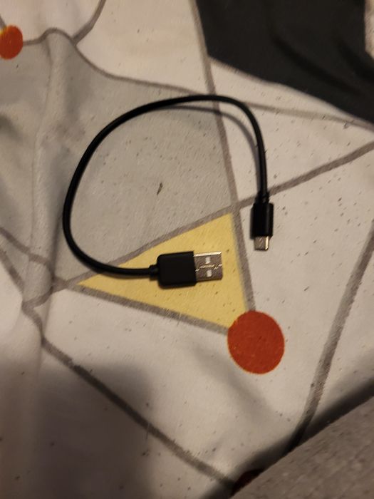 Vând căști bluetooth care au fost folosite un an  și curățate