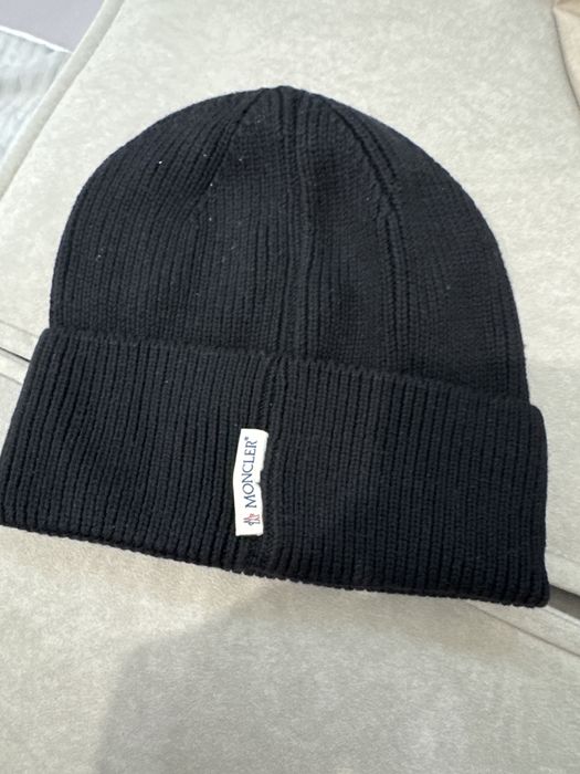 Шапка Moncler.