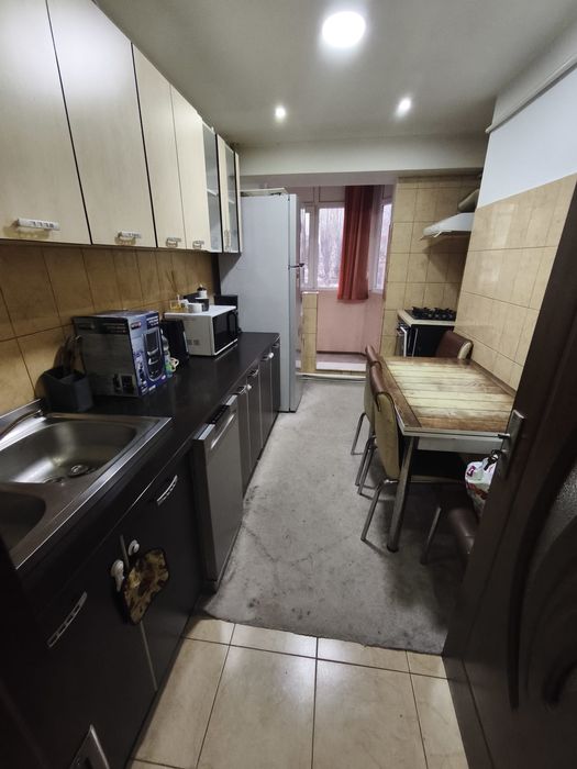 Închiriez apartament cu 2 camere