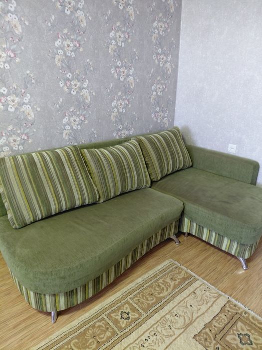 Отдам угловой диван .
