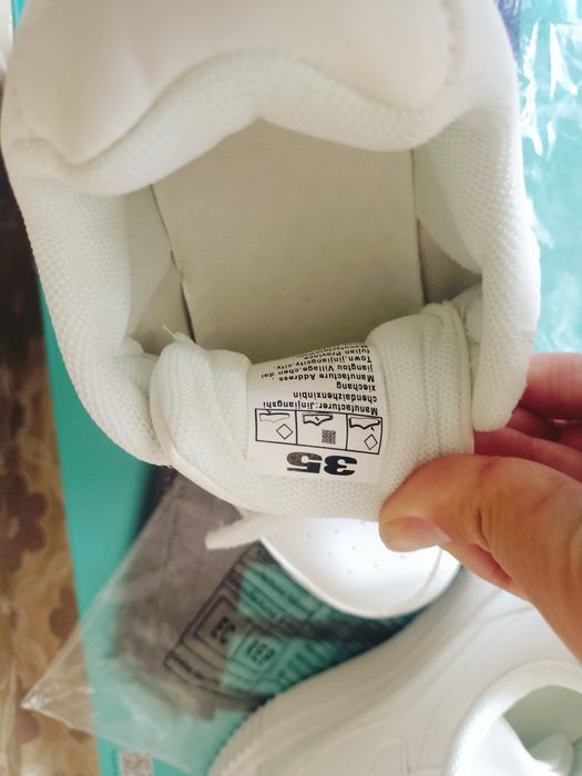 Белые новые кроссовки