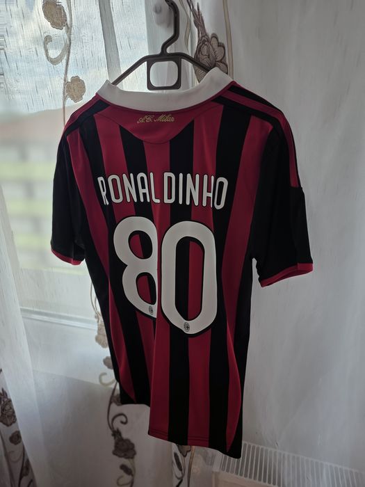 Vând tricouri de fotbal